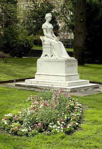 Sissi-Denkmal in Meran: Kaiserin Elisabeth machte die Stadt Ende des 19. Jahrhunderts zu einem der beliebtesten Ferienziele.