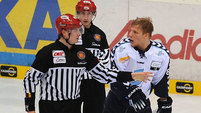 David Wolf (re.) von den Hamburg Freezers erhält zwei Strafminuten.