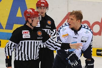 David Wolf (re.) von den Hamburg Freezers erhält zwei Strafminuten.