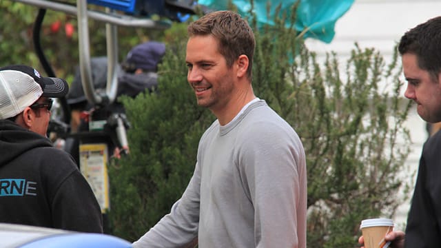 Diese Aufnahme zeigt Paul Walker am Filmset.