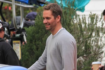 Diese Aufnahme zeigt Paul Walker am Filmset.