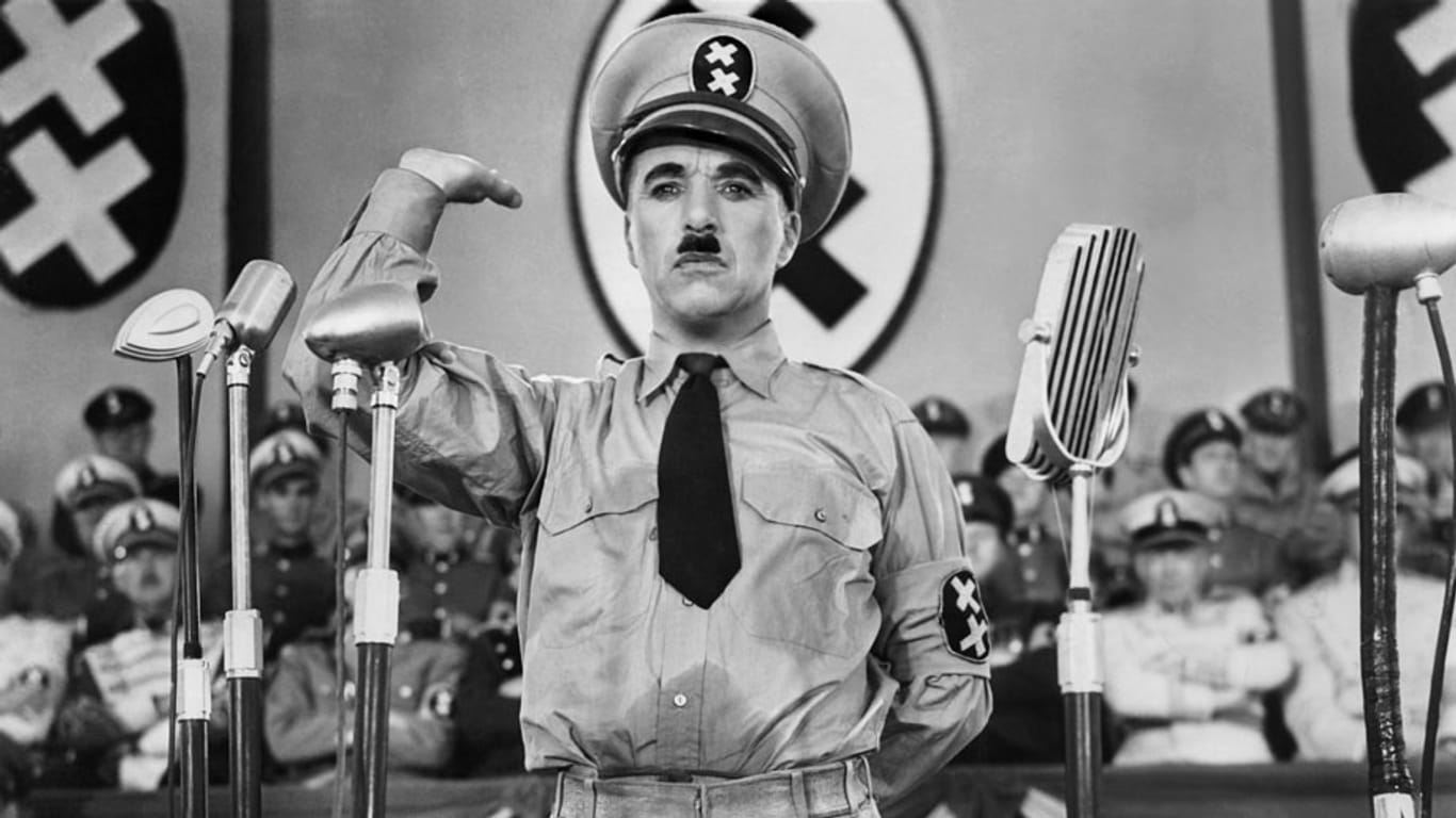 Mit seiner Parodie auf Adolf Hitler wurde er weltberühmt: Der Komiker Charlie Chaplin in seinem Film "Der große Diktator".