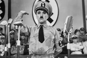 Mit seiner Parodie auf Adolf Hitler wurde er weltberühmt: Der Komiker Charlie Chaplin in seinem Film "Der große Diktator".