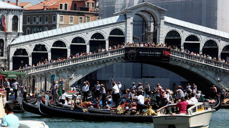 Die Rialtobrücke gehört zu den beliebtesten Sehenswürdigkeiten in Venedig.