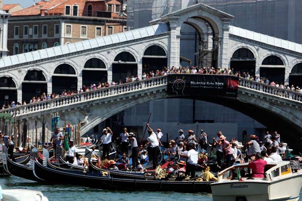 Die Rialtobrücke gehört zu den beliebtesten Sehenswürdigkeiten in Venedig.