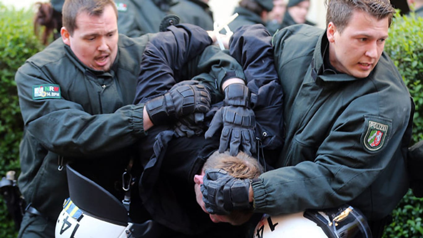 Zwangsräumung in Köln: Die Polizei entfernt einen Demonstranten.