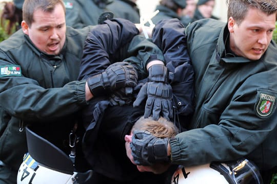 Zwangsräumung in Köln: Die Polizei entfernt einen Demonstranten.