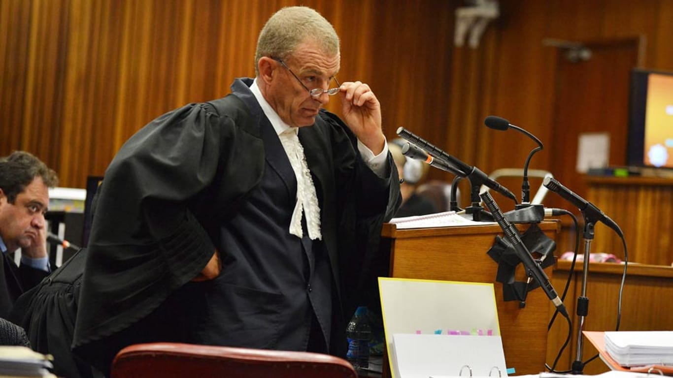 Staatsanwalt Gerrie Nel nimmt im Pistorius-Prozess einen Zeugen der Verteidigung in die Mangel