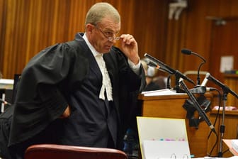 Staatsanwalt Gerrie Nel nimmt im Pistorius-Prozess einen Zeugen der Verteidigung in die Mangel