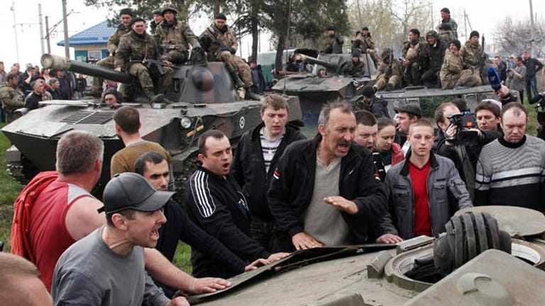 Pro-russische Aktivisten haben eine ukrainische Panzerkolonne aufgehalten, die kaum Widerstand leistete