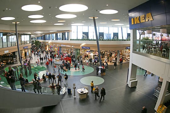 Blick ins Foyer des "Luv Shopping" in Lübeck