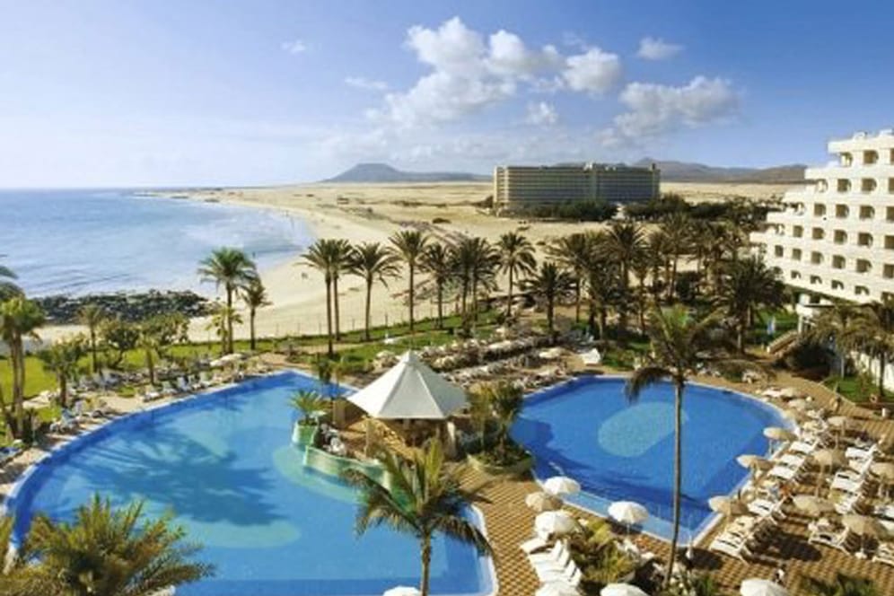 Morgens aufstehen, das Surfbrett unter den Arm klemmen und auf zum Strand: So sieht eine beliebte Tagesgestaltung im "Hotel Riu Palace Tres Islas" in Corralejo auf Fuerteventura aus.