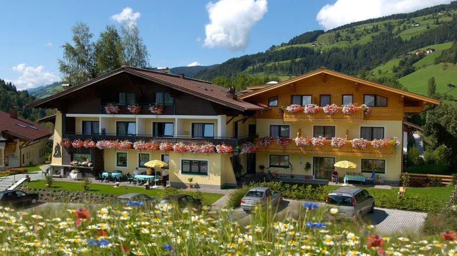 Im "Familien- und Wanderhotel Erika" in Wagrain, Österreich, stehen herzliche Gastfreundschaft, eine familiäre Atmosphäre und persönliche Betreuung an erster Stelle. Ruhig und sonnig gelegen bieten sich tolle Ausflüge in eindrucksvoller Alpenkulisse an.