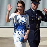 Beim Besuch des größten australischen Luftwaffen-Stützpunktes in Amberley trug Herzogin Kate ein weißes Kleid mit aufgedruckten blauen Mohnblüten. Damit verhalf sie der Modekette LK Bennett zu einem Verkaufsschlager.