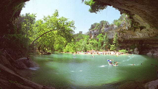 Beliebt bei Touristen und Einheimischen ist der Hamilton Pool in Texas.