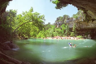 Beliebt bei Touristen und Einheimischen ist der Hamilton Pool in Texas.