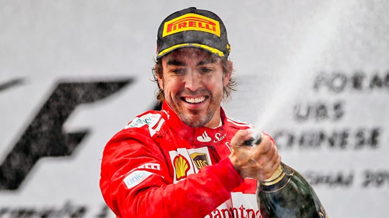 Ferrari-Pilot Fernando Alonso feiert seinen dritten Platz in China.