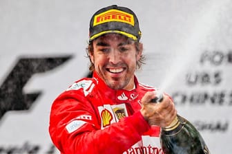 Ferrari-Pilot Fernando Alonso feiert seinen dritten Platz in China.