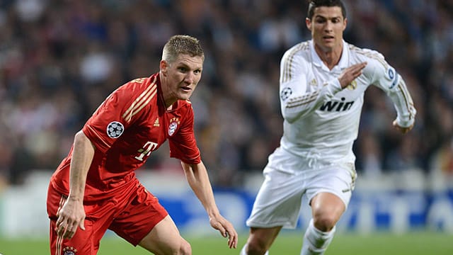 Bayern Münchens Bastian Schweinsteiger (li.) enteilt Real Madrids Cristiano Ronaldo. Bayern Münchens Bastian Schweinsteiger (li.) enteilt Real Madrids Cristiano Ronaldo.