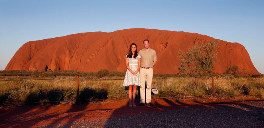 Eine beeindruckende Kulisse: William und Kate vor dem Uluru, auch Ayers Rock genannt, in Zentralaustralien.