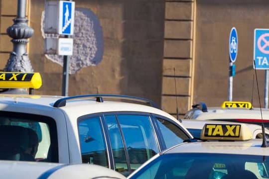 Ausschließlich für Droschken: Auf Taxi-Ständen gilt absolutes Halteverbot.