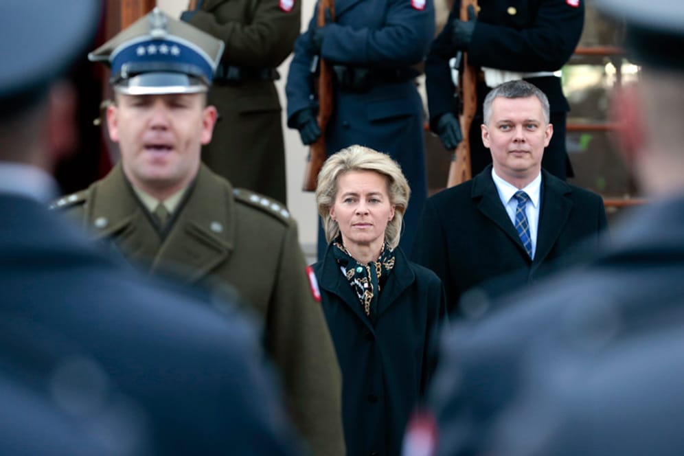 Von der Leyen in Polen: Die Verteidigungsministerin steigt in einer Umfrage ab