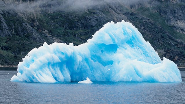 Frostiges Naturschauspiel: In den Fjorden treiben Eisberge und Trümmer von den kalbenden Gletschern der Umgebung.