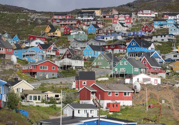 Farbige Vielfalt: Häuser am Berghang der 3500 Einwohnerstadt Qaqortoq.