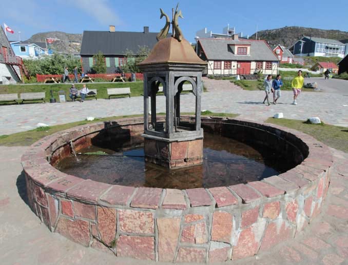 Auf dem Marktplatz von Qaqortoq steht der älteste Springbrunnen Grönlands.