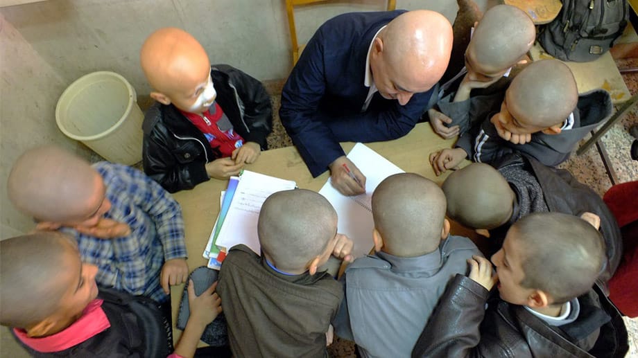 Aus Solidarität mit dem kranken Mahan haben sich ein Lehrer und seine Klasse eine Glatze rasiert.