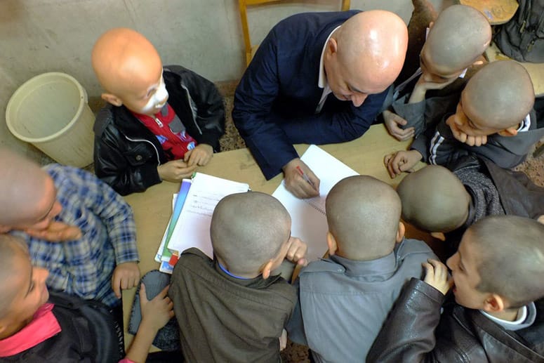 Aus Solidarität mit dem kranken Mahan haben sich ein Lehrer und seine Klasse eine Glatze rasiert.