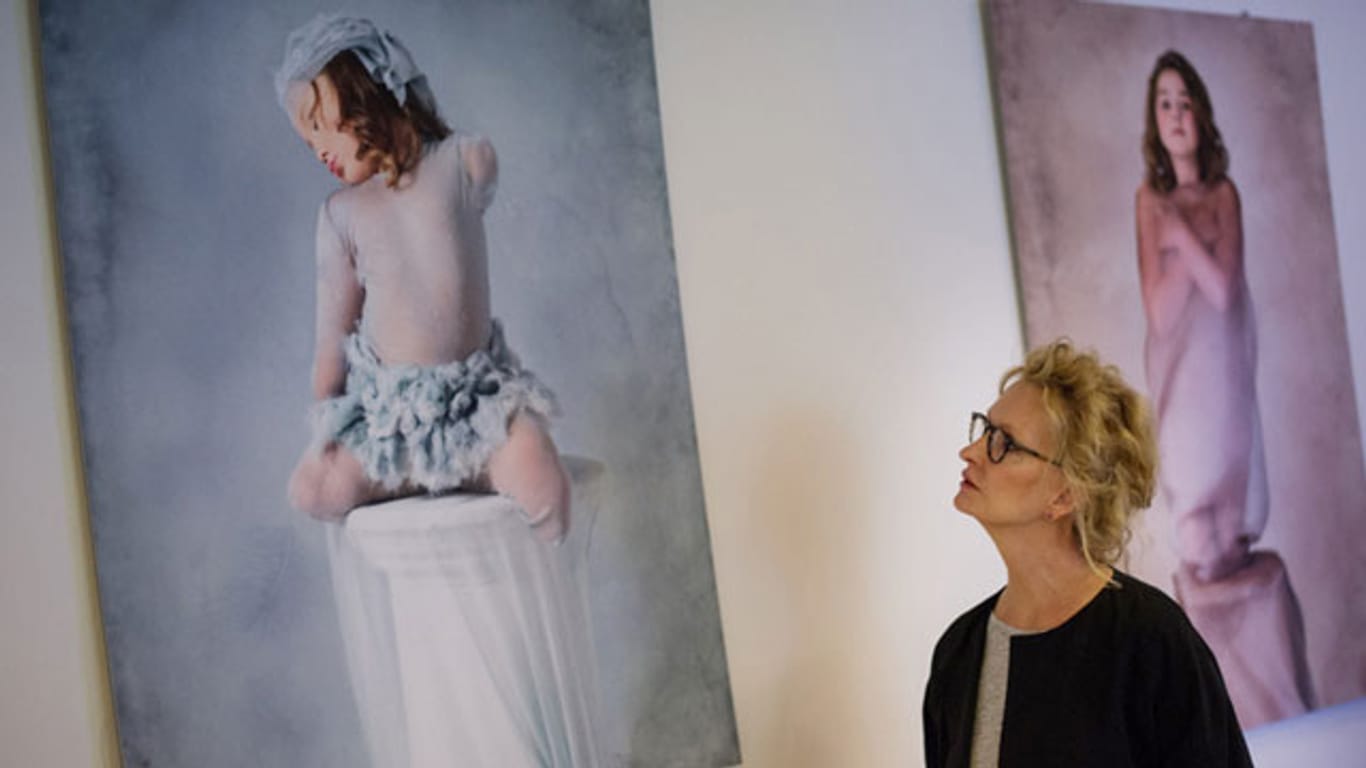 Anne Geddes: Die Fotografin Anne Geddes hat Kinder portraitiert, die an Meningokokken erkrankt waren. Die Ausstellung "Protecting our Tomorrows" ist derzeit in der Galerie Artworks in Hamburg zu sehen.