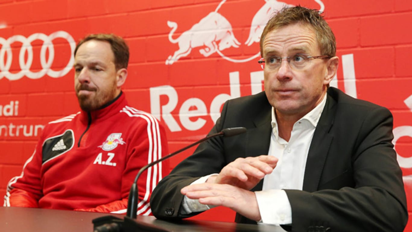 Sportdirektor Ralf Rangnick (re.) und Trainer Alexander Zorniger stehen mit RB Leipzig kurz vor dem Aufstieg in die 2. Bundesliga.