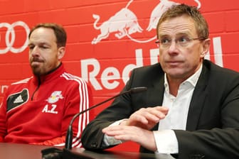 Sportdirektor Ralf Rangnick (re.) und Trainer Alexander Zorniger stehen mit RB Leipzig kurz vor dem Aufstieg in die 2. Bundesliga.