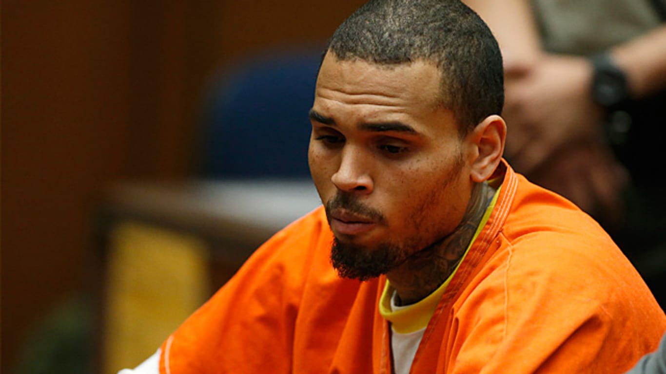 Er muss weiter hinter Gittern bleiben: Das Gerichtsverfahren gegen den Musiker Chris Brown wurde auf Juni vertagt.