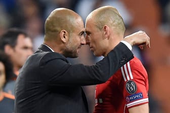 Zum Video: Pep Guardiola (li.) gibt Arjen Robben Anweisungen. Doch auch der Niederländer konnte kein Tor erzielen.