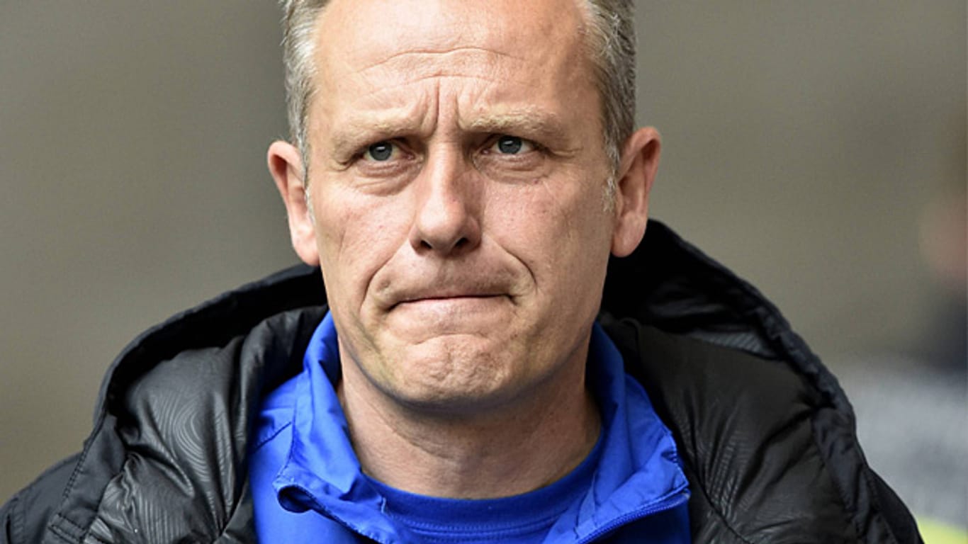 Freiburgs Trainer Christian Streich befürchtet den Abgang von Stammtorwart Oliver Baumann.