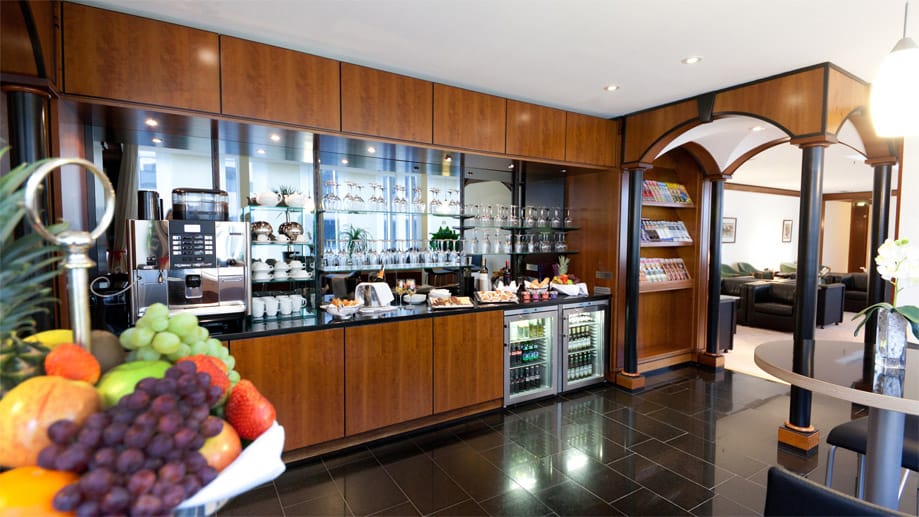 Die Luxx Lounge am Flughafen Frankfurt bietet seinen Gästen neben zahlreichen Getränken auch warme Würstchen und Kartoffelsalat.