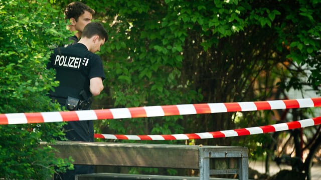 Mit einem Großaufgebot sperrte die Polizei das Gelände rund um den Tatort ab