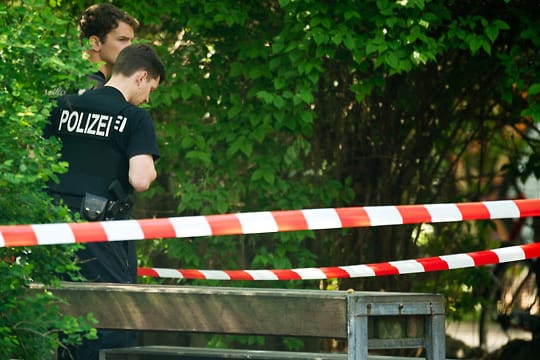 Mit einem Großaufgebot sperrte die Polizei das Gelände rund um den Tatort ab
