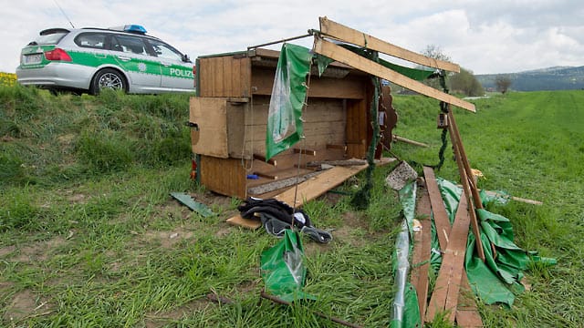 Rinchnach: Die verunglückte Pferdekutsche liegt umgestürzt im Acker neben der Straße. Rinchnach: Die verunglückte Pferdekutsche liegt umgestürzt im Acker neben der Straße.