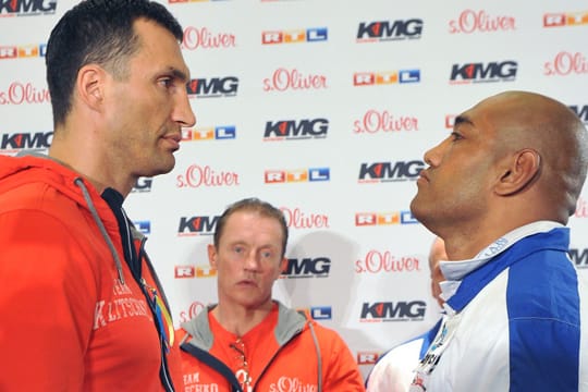 Größenunterschied: Weltmeister Wladimir Klitschko überragt seinen Herausforderer Alex Leapai um 15 Zentimeter.