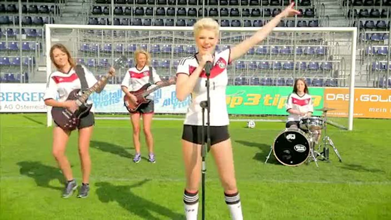 Zum Video: Melanie Müller singt das WM-Lied "Auf geht's Deutschland schießt ein Tor".
