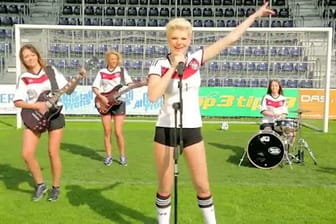 Zum Video: Melanie Müller singt das WM-Lied "Auf geht's Deutschland schießt ein Tor".