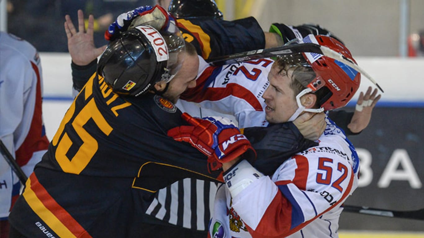 Voller Körpereinsatz: Deutschlands Felix Schütz (li.) und Russlands Sergei Schirokow kommen sich auf der Eisfläche näher.