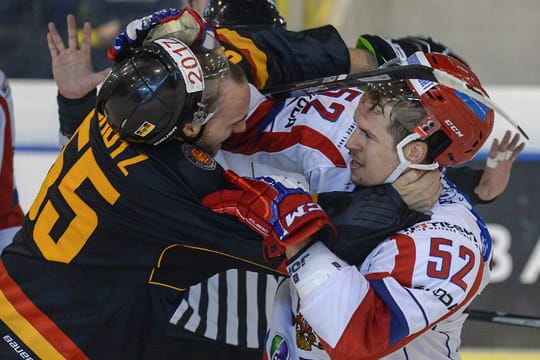 Voller Körpereinsatz: Deutschlands Felix Schütz (li.) und Russlands Sergei Schirokow kommen sich auf der Eisfläche näher.