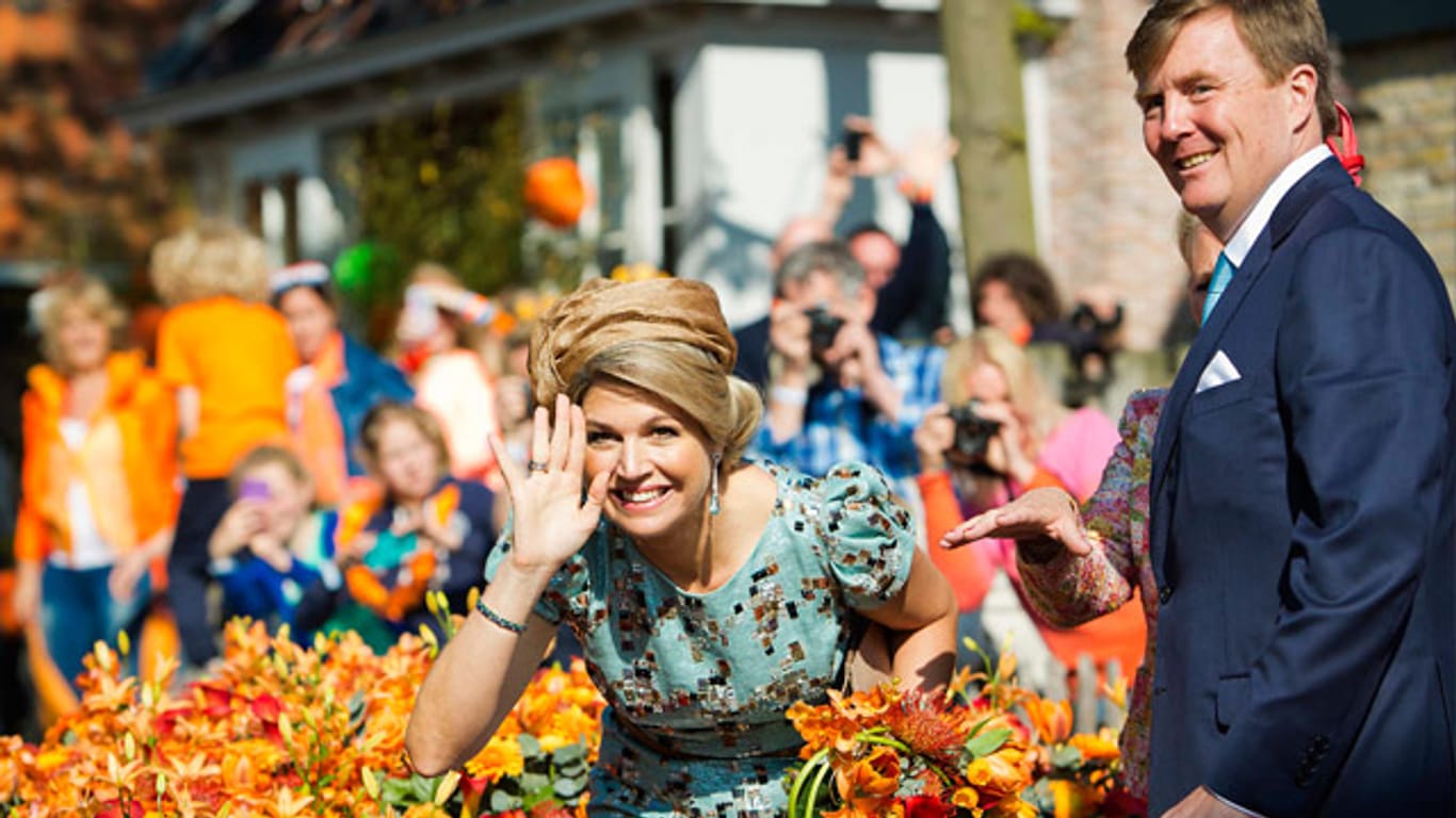 König Willem-Alexander und seine Frau Königin Maxima feiern den ersten Königstag der niederländischen Geschichte.