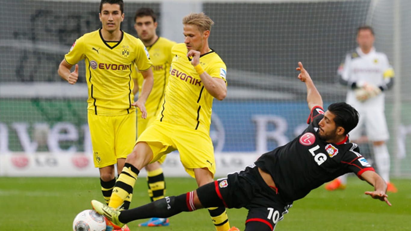 Leverkusens Emre Can (re.) grätscht den Ball vor Dortmunds Oliver Kirch weg.