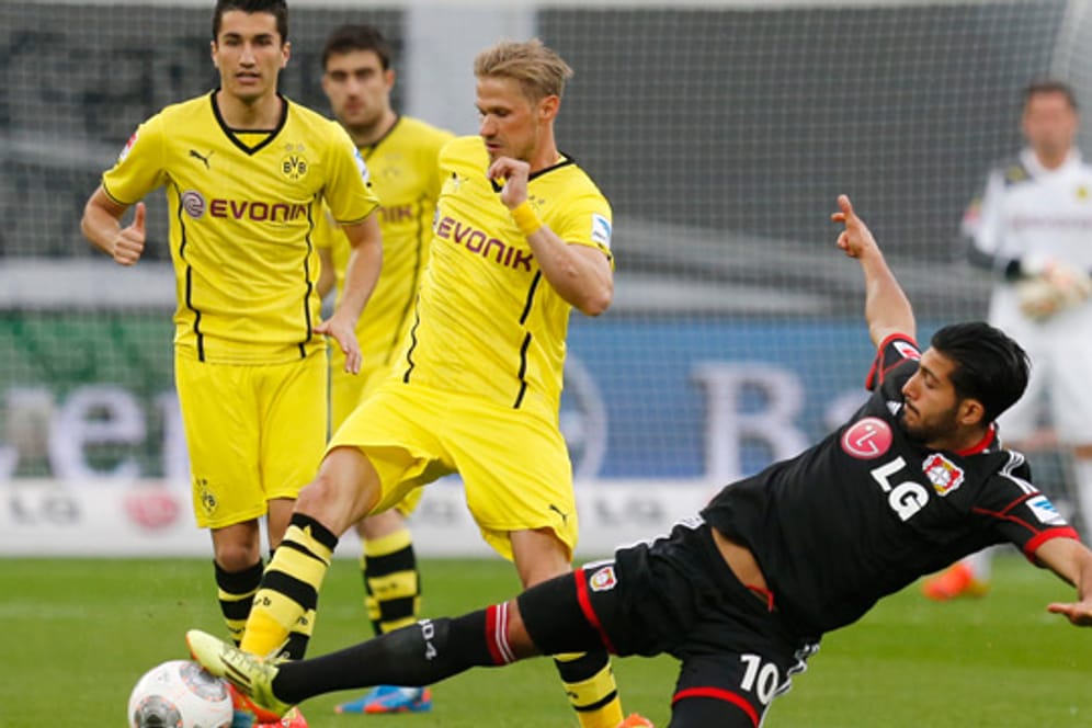 Leverkusens Emre Can (re.) grätscht den Ball vor Dortmunds Oliver Kirch weg.