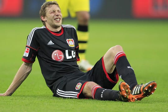 Stefan Kießling sitzt verletzt am Boden.